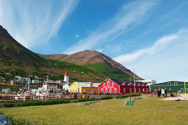 Iceland, Europe: view the skyline of Siglufjordur, a small fishing town in a narrow fjord with the same name on the northern coast of the island, the setting for Dark Iceland, detective series by Ragnar Jonasson and the series Trapped — Stock Photo, Image