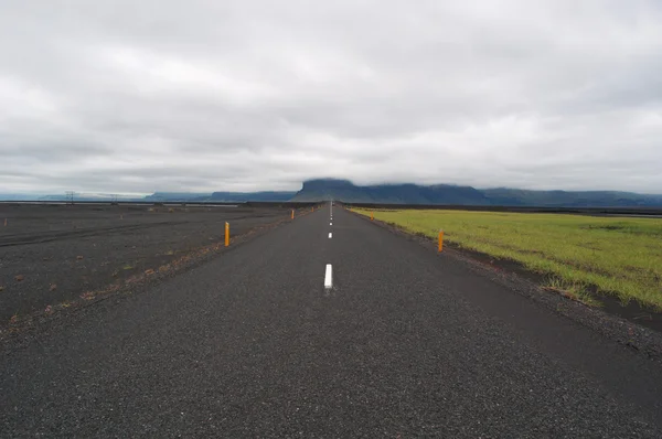 Islândia, Europa: paisagem deslumbrante vista da Rota 1, da Rota do Anel, estrada nacional (1.332 quilômetros) correndo ao redor da ilha e conectando a maioria das partes habitadas do país e as principais atrações turísticas — Fotografia de Stock