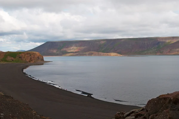 Island: černý písek a skály kolem Kleifarvatn jezera — Stock fotografie