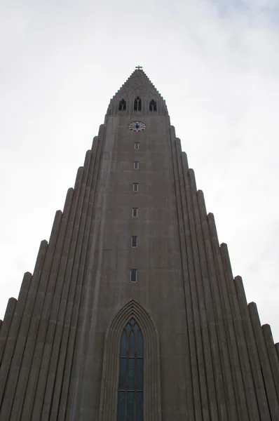 Reykjavik, Island, Europa: utsikt över Hallgrimskirkja, kyrkan Hallgrimur, en luthersk kyrka uppkallad efter den isländska poeten och prästen Hallgrimur Petursson, symbol för huvudstaden på ön — Stockfoto