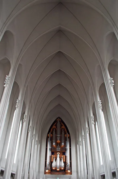 Ρέικιαβικ, Ισλανδία, Ευρώπη: ο ναός και το όργανο του σωλήνα του Χαλγκρίσκια, η εκκλησία της Hallgrimur, μια λουθηρανική εκκλησία που ονομάστηκε από τον Ισλανδό ποιητή και κληρικό Hallgrimur Petursson, σύμβολο της πρωτεύουσας της πόλης του νησιού — Φωτογραφία Αρχείου