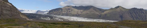 Island, Europa: Luftaufnahme des Skaftafellsjokull, des Skaftafellgletschers, einer Gletscherzunge, die vom Vatnajokull, der größten Eiskappe Islands, in einem Naturschutzgebiet in Oraefi, im Vatnajokull-Nationalpark ausläuft — Stockfoto