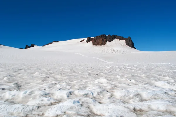 Island, Europa: eine weiße Schneedecke auf der Spitze des Skaftafellsjokull, des Skaftafellgletschers, einer Gletscherzunge, die vom Vatnajokull, der größten Eiskappe Islands, im Vatnajokull-Nationalpark ausläuft — Stockfoto