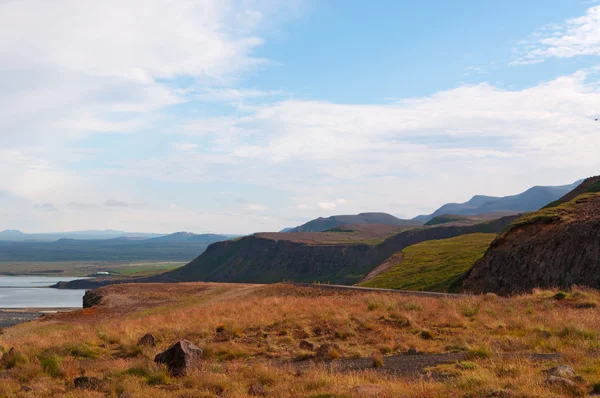 Islandia, Europa: impresionante paisaje visto desde la ruta 1, la carretera de circunvalación, la carretera nacional (1.332 kilómetros) que recorre la isla y conecta la mayor parte de las zonas habitadas del país y los principales atractivos turísticos — Foto de Stock