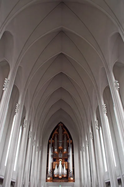 Reykjavik, Iceland, Europe: the nave and the pipe organ of the Hallgrimskirkja, the church of Hallgrimur, a Lutheran church named after the Icelandic poet and clergyman Hallgrimur Petursson, symbol of the capital city of the island — Stock Photo, Image