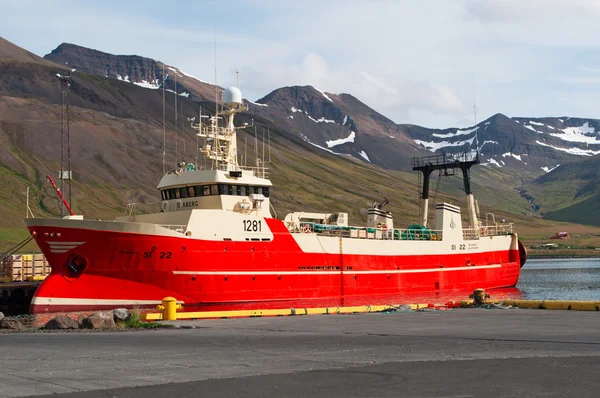 Izland, Európa: halászhajók a kikötő Siglufjordur, egy kis halászfalu egy keskeny fjord az azonos nevű északi partján, a beállítás a Dark Iceland, detektív sorozat a Ragnar jonasson, és a sorozat csapdába — Stock Fotó