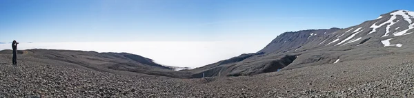 Island, Europa: ein Mädchen fotografiert auf dem Gipfel des Skaftafellsjokull, des Skaftafellgletschers, einer Gletscherzunge, die vom Vatnajokull, der größten Eiskappe Islands, im Vatnajokull-Nationalpark ausläuft — Stockfoto