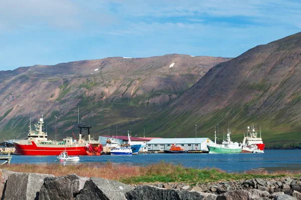 Iceland, Europe: fishing boats in the port of Siglufjordur, a small fishing town in a narrow fjord with the same name on the northern coast, the setting for Dark Iceland, detective series by Ragnar Jonasson, and the series Trapped — Stock Photo, Image