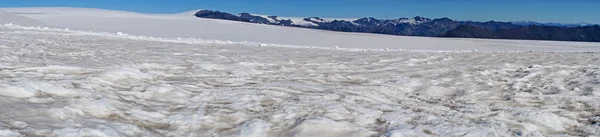 Iceland, Europe: a blanket of white snow on the top of Skaftafellsjokull, the Skaftafell Glacier, a glacier tongue spurting off from Vatnajokull, the largest ice cap of Iceland, within the Vatnajokull National Park — 图库照片