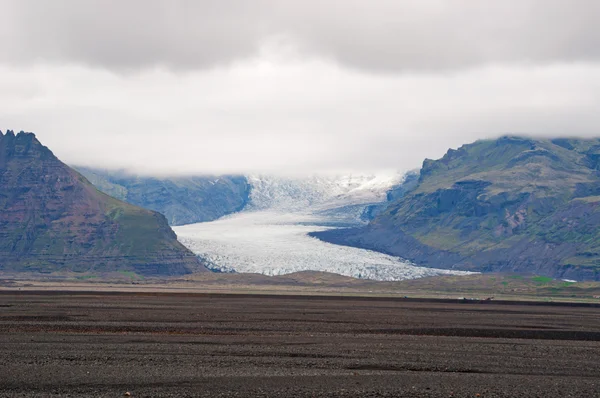 Island, Europa: Flygfoto av Skaftafellsjokull, Skaftafell Glacier, en glaciär tungan sprutar ut från Vatnajokull, den största istäcken på Island, inom ett naturreservat i Oraefi, i Vatnajokull nationalpark — Stockfoto