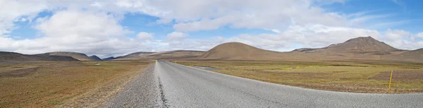 Islandia, Europa: impresionante paisaje visto desde la ruta 1, la carretera de circunvalación, la carretera nacional (1.332 kilómetros) que recorre la isla y conecta la mayor parte de las zonas habitadas del país y los principales atractivos turísticos —  Fotos de Stock