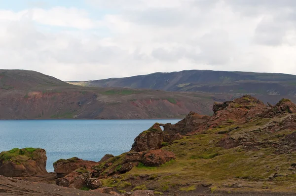 Island: den svart sanden och vaggar av Kleifarvatn Lake — Stockfoto