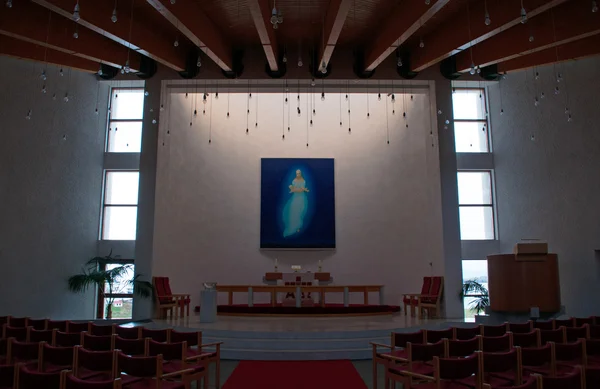 Исландия, Европа: алтарь Stykkisholmskirkja, церковь Stykkisholmur, освящённая в 1980 году, написанная художницей Кристен Гуннлаугсдоттир и показывающая Марию, несущую младенца Иисуса — стоковое фото