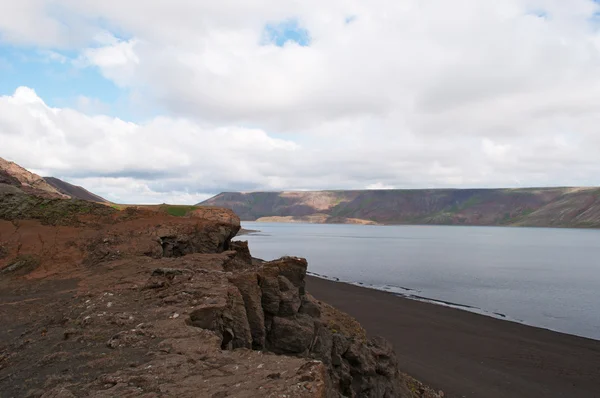 Island: černý písek jezera Kleifarvatn — Stock fotografie
