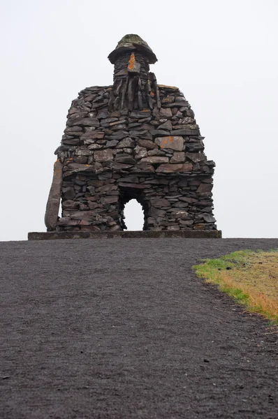 Iceland, Europe: the Bardur Snaefellsas statue, built by Kjartan Ragnarsson in homage to an ancient Icelandic Norse saga, late saga of the Icelanders with legendary elements in Arnarstapi, fishing village in the Snaefellsnes peninsula — Stock Photo, Image