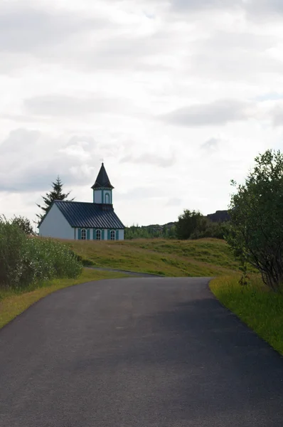 Islanda, Europa: Thingvallakirkja, la chiesa di Thingvellir (1859) consacrata nell'XI secolo nel parco nazionale di Thingvellir, sede dell'Althing (parlamento nazionale dal 930 d.C.) e confine tra placche tettoniche nordamericane ed eurasiatiche — Foto Stock