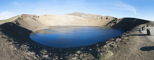 Исландия: панорамный вид на кратер Вити и озеро — стоковое фото
