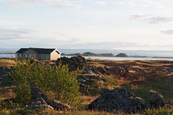 冰岛: 日落时 myvatn 湖上的一栋房子 — 图库照片