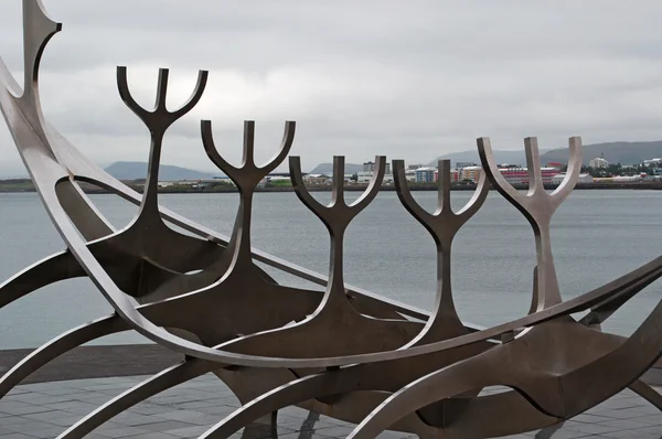 Reykjavik, Islândia, Europa: vista de Solfar, chamada The Sun Voyager, a escultura de 1990 de Jon Gunnar Arnason em frente ao Oceano Atlântico Norte, simbolizando um barco de sonho, uma ode ao Sol e a promessa de território desconhecido — Fotografia de Stock