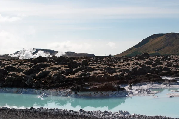 Ісландія, Європа: кремнезему води і чорних порід на Blue Lagoon, знаменитий геотермальної спа в області лави в Grinkavik, Рейкіджейський півострів, один з найбільш відвідуваних пам'яток в Ісландії — стокове фото