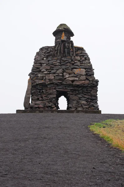アイスランド、ヨーロッパ: アイスランド人半島にある Arnarstapi の漁村で伝説の要素を持つスナイフェルスネスの後期佐賀、古代アイスランドの北欧佐賀へのオマージュでジャルタン Ragnarsson によって構築された Bardur Snaefellsas 像。 — ストック写真