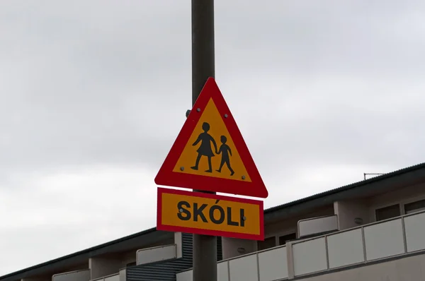 アイスランド、ヨーロッパ: スティッキスホルムルの通りを横切って親子で学校の警告の看板、スナイフェルスネスの北部の小さな漁村、西の半島のミニチュアでアイスランドという名前の町 — ストック写真