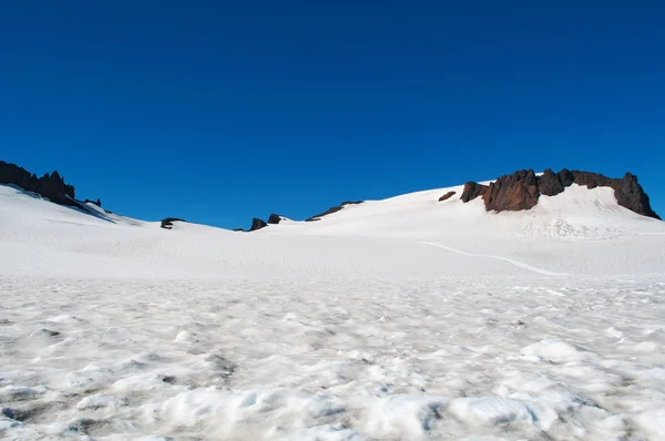 Islanda, Europa: una coltre di neve bianca sulla cima dello Skaftafellsjokull, il ghiacciaio Skaftafell, una lingua ghiacciata che fuoriesce dal Vatnajokull, la più grande calotta glaciale dell'Islanda, all'interno del Parco Nazionale Vatnajokull — Foto Stock