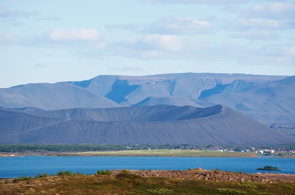 İzlanda: Myvatn göl kenarında volkan Hverfjall görünümünü — Stok fotoğraf