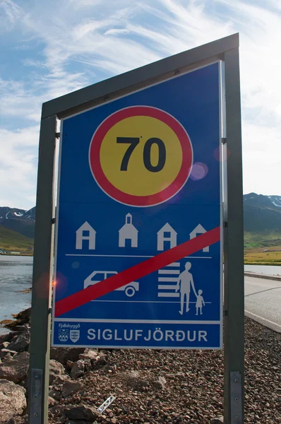 アイスランド: シグルフィヨルズゥルの町の終わりのサイン — ストック写真