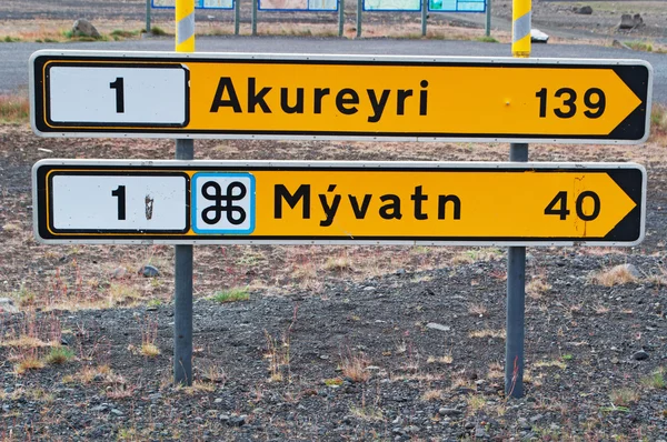 Island, Europa: norrut, vägskyltar för staden Akureyri och Myvatn Lake-regionen sett kör längs Route 1, ringvägen, riksväg som löper runt ön och förbinder de största turistattraktionerna — Stockfoto