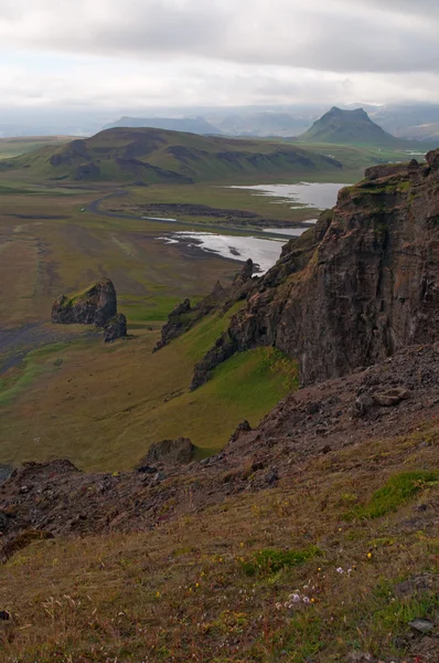 Islandia, Europa: vista aérea del istmo de Vik i Myrdal, el pueblo más meridional de Islandia, situado en la carretera principal de circunvalación alrededor de la isla, visto desde el promontorio de Dyrholaey —  Fotos de Stock