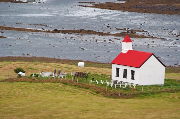 Iceland, Europe: a white wooden church with the red roof in the Snaefellsnes, the western peninsula named Iceland in Miniature for the many sights which can be found in the area, including the Snfellsjokull volcano — Stock Photo, Image