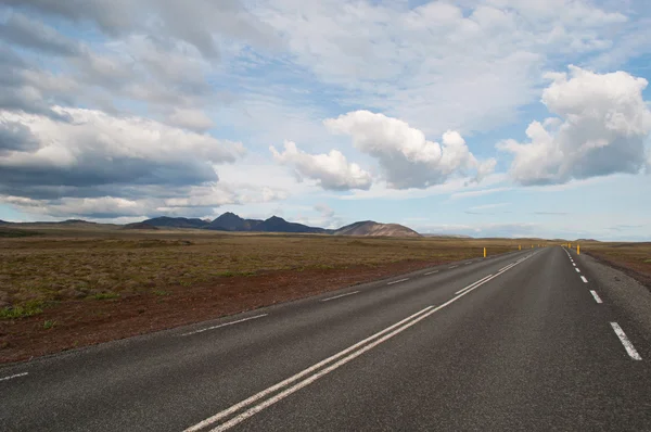 İzlanda, Avrupa: rota 1, çevre yolu, ulusal yol (1.332 kilometre) adanın etrafında çalışan ve ülkenin ikamet parçaları ve ana turistik çoğu bağlanan görülen nefes kesen peyzaj — Stok fotoğraf