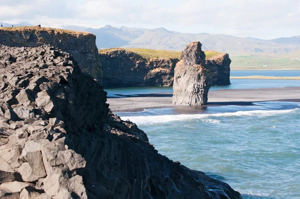 VIK i Myrdal, Island, Evropa: pohled na Reynisdrangar, čedičové mořské hromádky pod horou Reynisfjall na černé pláži Reynisfžary, se řadí do roku 1991 jako jedna z deseti nejkrásnějších netropických pláží na světě — Stock fotografie