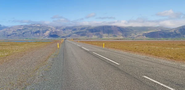 Islândia, Europa: dirigindo na estrada para Hofn, uma cidade piscatória islandesa no sudeste do país, na região de Vatnajokull com o nome da maior geleira da Europa, a Vatna — Fotografia de Stock