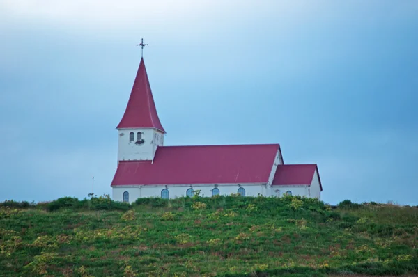 IJsland, Europa: uitzicht op Reyniskirkja, de kleine kerk gelegen hoog op een heuvel in de stad van Vik i Myrdal, het zuidelijkste dorp van het eiland langs de ringweg — Stockfoto