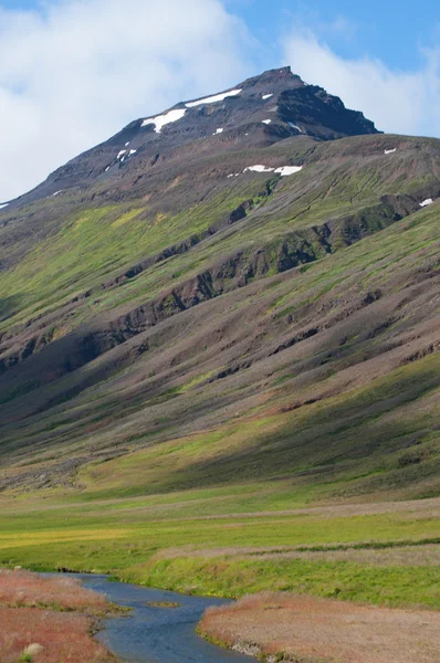 Islande : vue panoramique sur le paysage islandais avec des montagnes et des nuages vus du périphérique — Photo