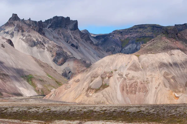 İzlanda: dağlar ve çevre yolu görülen bulutlar ile İzlanda manzara panoramik manzaralı — Stok fotoğraf