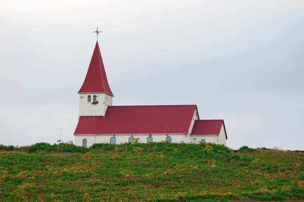 IJsland, Europa: uitzicht op Reyniskirkja, de kleine kerk gelegen hoog op een heuvel in de stad van Vik i Myrdal, het zuidelijkste dorp van het eiland langs de ringweg — Stockfoto