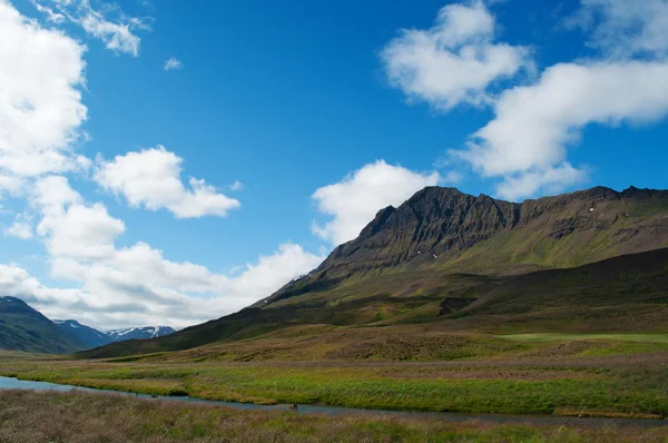 Islandia: vista panorámica del paisaje islandés con montañas y nubes vistas desde el Ring Road — Foto de Stock