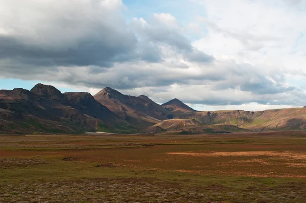 IJslandse landschap met bergen en wolken — Stockfoto