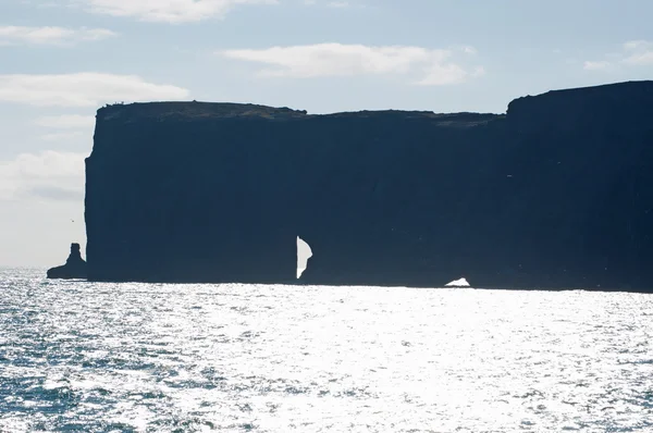 Islande, Europe : vue aérienne du gigantesque arc noir de lave situé dans la mer sur le promontoire de Dyrholaey et surplombant la baie de Vik i Myrdal, le village le plus au sud de l'île, l'une des principales attractions touristiques du sud — Photo