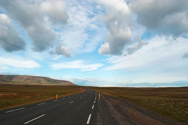 Islandia, Europa: zapierający dech w piersiach krajobraz widziany z trasy 1, obwodnicy, drogi krajowej (1 332 km) biegnących wokół wyspy i łączących większość zamieszkałych części kraju i głównych atrakcji turystycznych — Zdjęcie stockowe