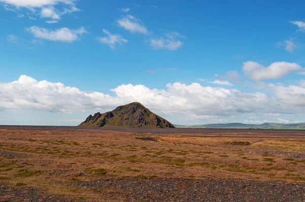 Islandia: vista panorámica del paisaje islandés con montañas y nubes vistas desde el Ring Road — Foto de Stock