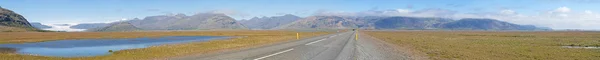 Islande, Europe : la route de Hofn avec vue sur le Skaftafellsjokull, le glacier Skaftafell, une langue de glacier jaillissant de Vatnajokull, la plus grande calotte glaciaire d'Islande, dans une réserve naturelle à Oraefi, dans le parc national Vatnajokull — Photo