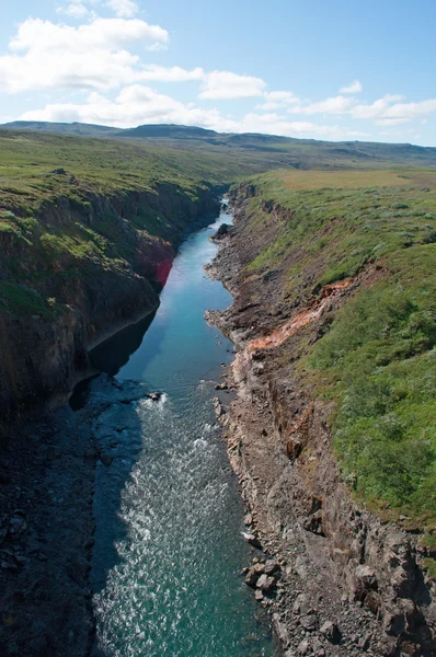冰岛: 冰岛景观的全景与小峡谷中的溪水 — 图库照片