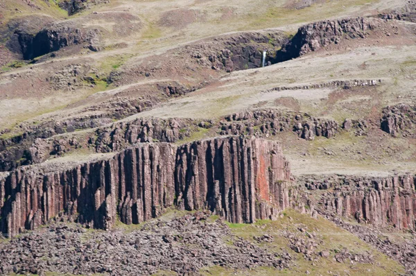 アイスランド: 玄武岩山と小さな滝のアイスランドの風景のパノラマ ビュー — ストック写真