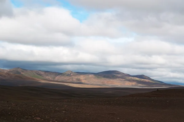 Island: panoramautsikt över det isländska landskapet med berg och moln — Stockfoto