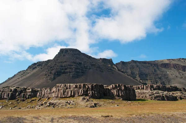 Islandia: vista panorámica del paisaje islandés con montañas y nubes vistas desde el Ring Road — Foto de Stock