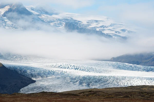 Islande, Europe : vue aérienne du Skaftafellsjokull, le glacier Skaftafell, une langue de glacier jaillissant de Vatnajokull, la plus grande calotte glaciaire d'Islande, dans une réserve naturelle à Oraefi, dans le parc national Vatnajokull — Photo